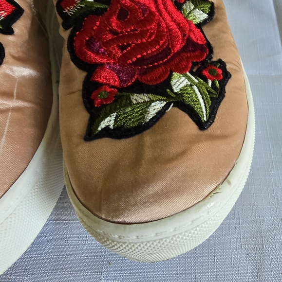 Dirty Laundry Blush Embroidered ROSE Sneaker Women's Size 8.5 Slip on Shoes - Picture 4 of 9
